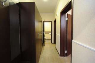 Гостиница Оскар Геленджик Семейный номер с 2 комнатами и ванной комнатой — Цокольный этаж-4